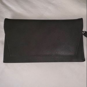 NWOT Loop Clutch